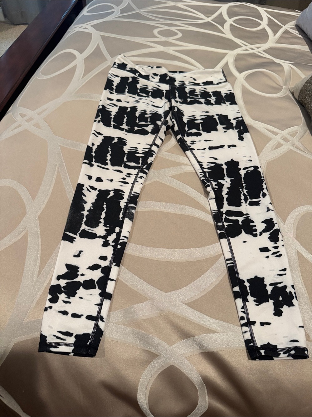 ALO Yoga Black & White Tie-Dye Leggings - Picture 3 of 5